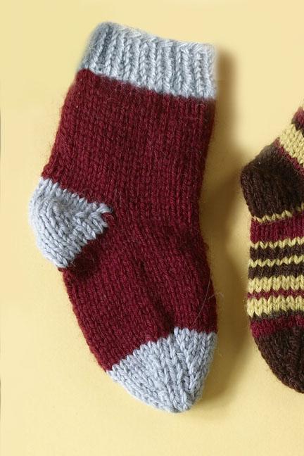 Knit Childs Two Color Socks Pattern (Knit)
