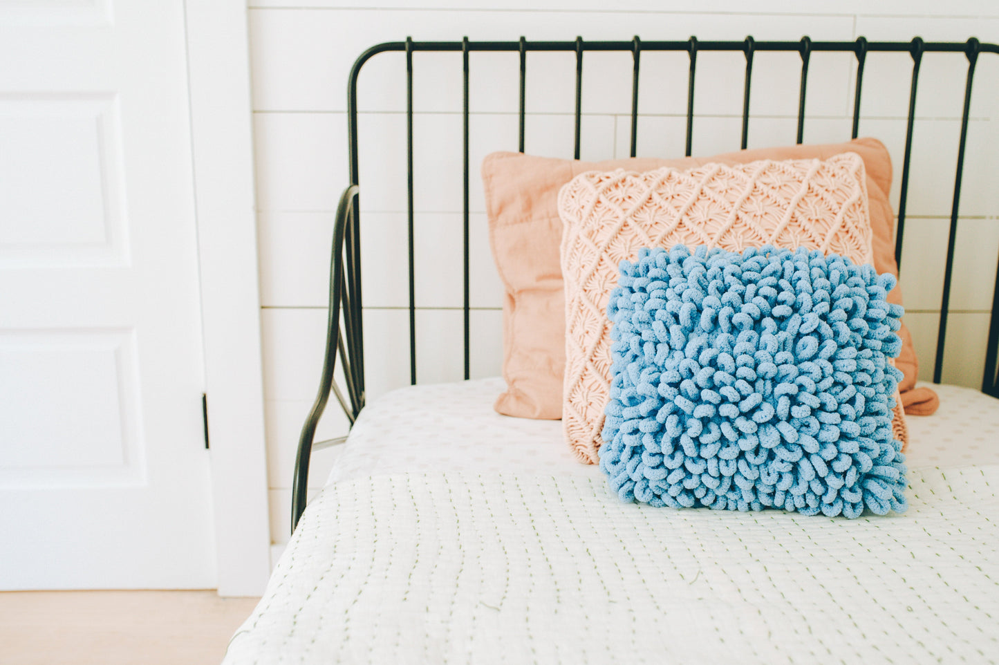 Glam Loop Pillow (Crafts)