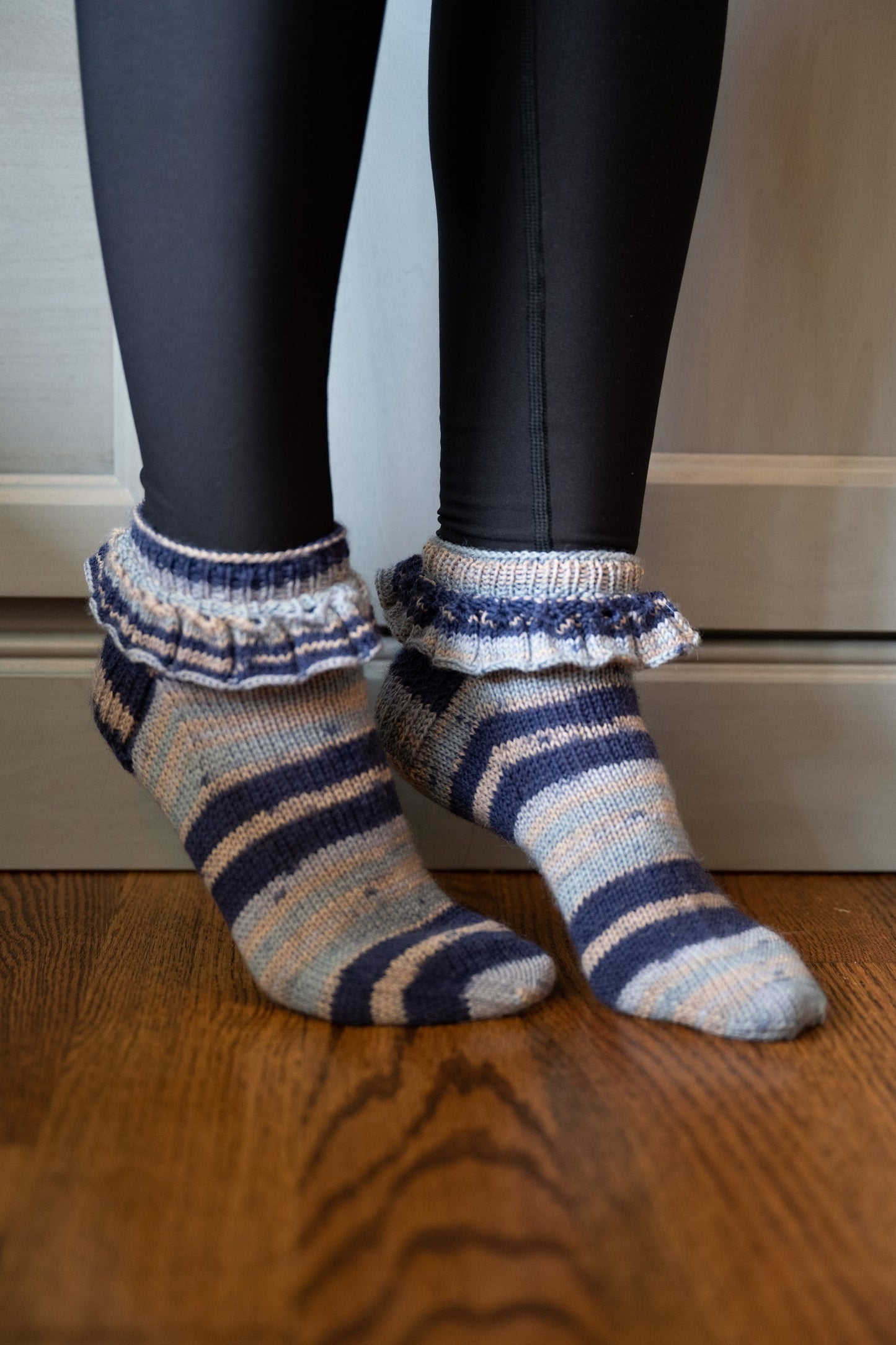 Ruffle Trimmed Socks (Knit)