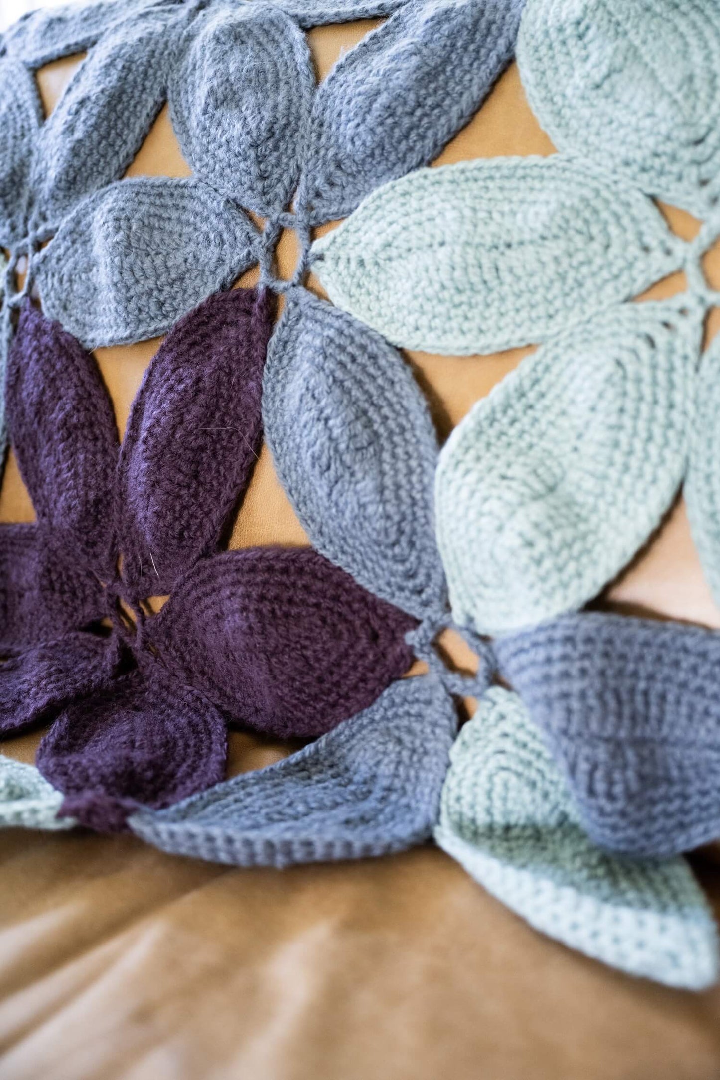 Circle Of Leaves Afghan (Crochet)
