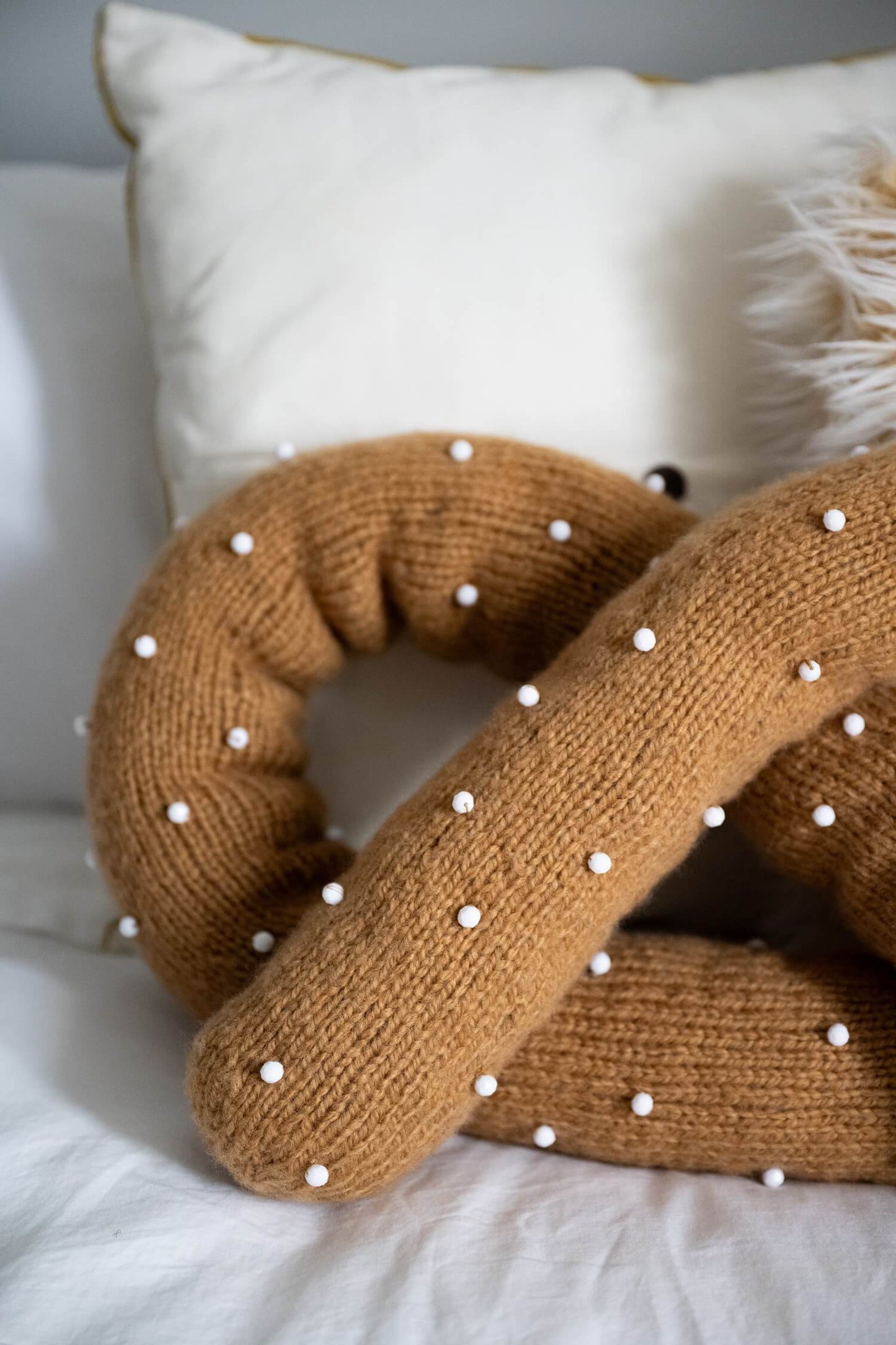 Pretzel Pillow (Knit)